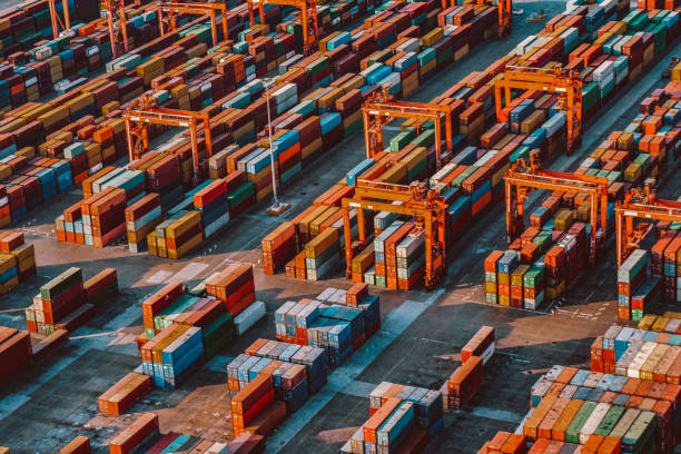 Vista aérea de contenedores apilados en un puerto de carga internacional